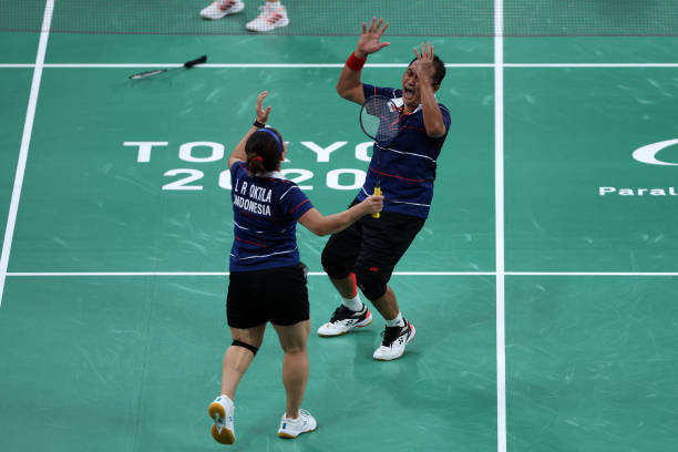 專業教練示範：羽毛球高遠球的標準動作要領