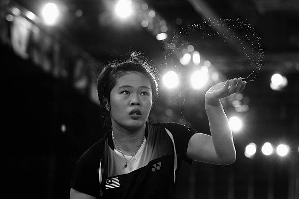 羽毛球單打發球規則圖解：發球高度與方向要求