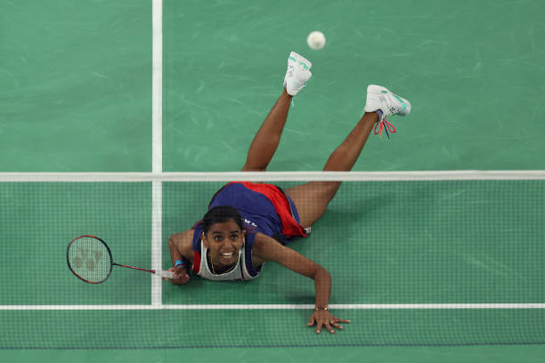 如何掌握羽毛球正手發球的標準動作？分步教學