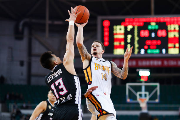 從裁判手勢讀懂判罰:當罰球搶籃板違例發生時