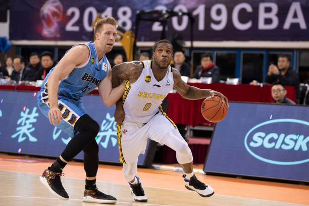 籃球場地麵材料選擇：不同材質對成本的影響分析