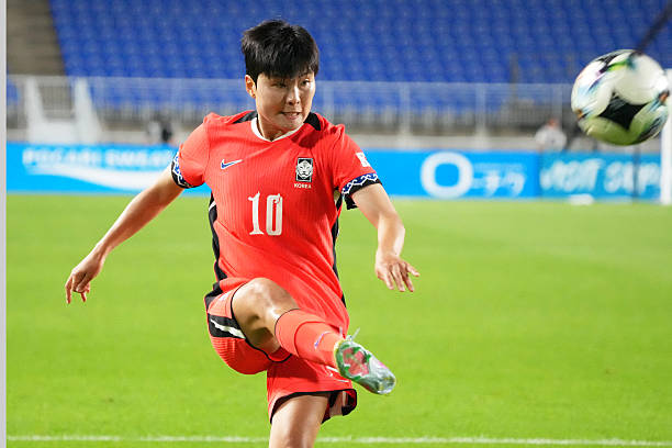 足球邊裁必學:如何正確判斷並示意出界方向