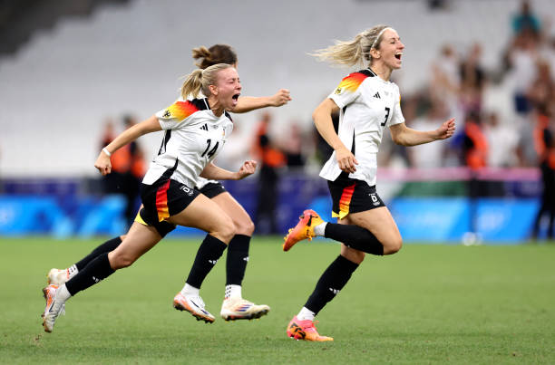 點球規則中的細節:擊中門框後補射的合法性分析