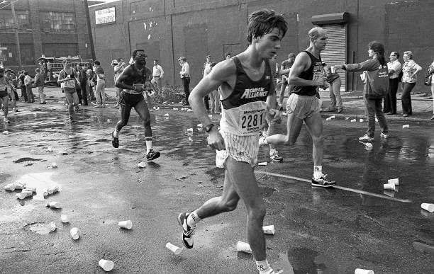 短跑賽場驚險一幕:男運動員關鍵部位意外甩出