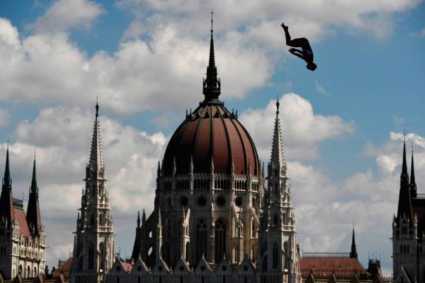 如何折出飛得最遠的紙飛機？長跑冠軍折法揭秘