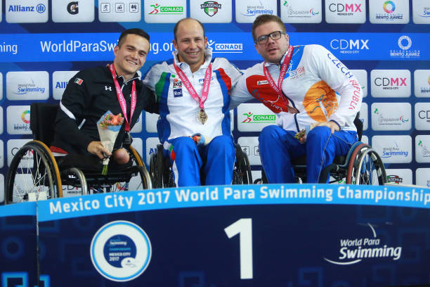 掌握遊泳比賽繪畫技巧:如何畫出動態感十足的水中場景