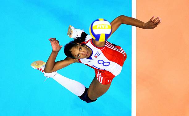 排球場地尺寸規範：長度和寬度各為多少米？