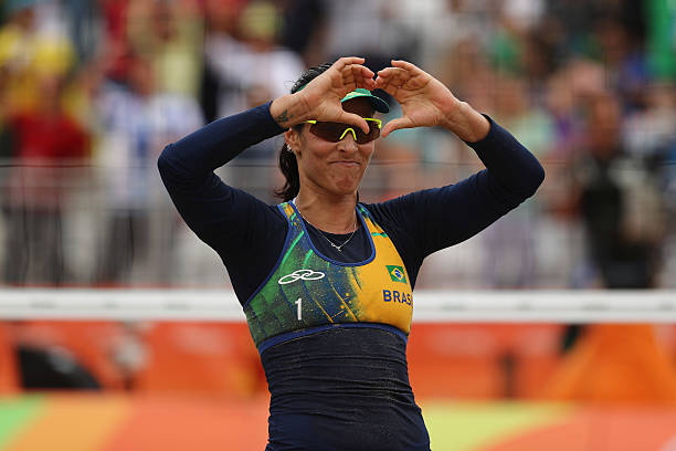 排球場地的線寬標準是多少厘米?