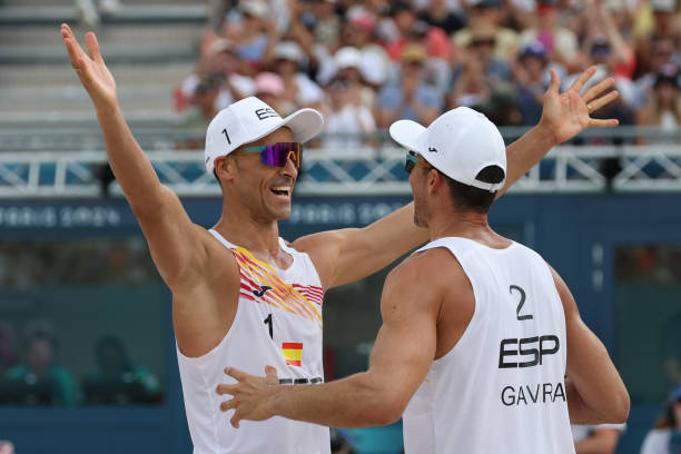 排球邊裁必學:發球踩線判罰手勢全圖解