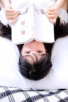 隔着内裤把她摸出水了动漫