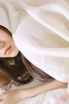 到酒店房间开始热吻