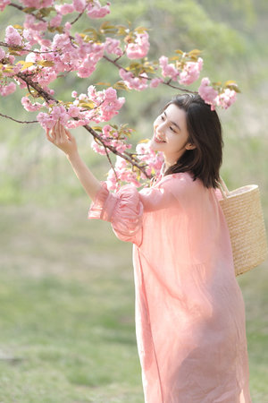 老公不在妻子被义父欺负